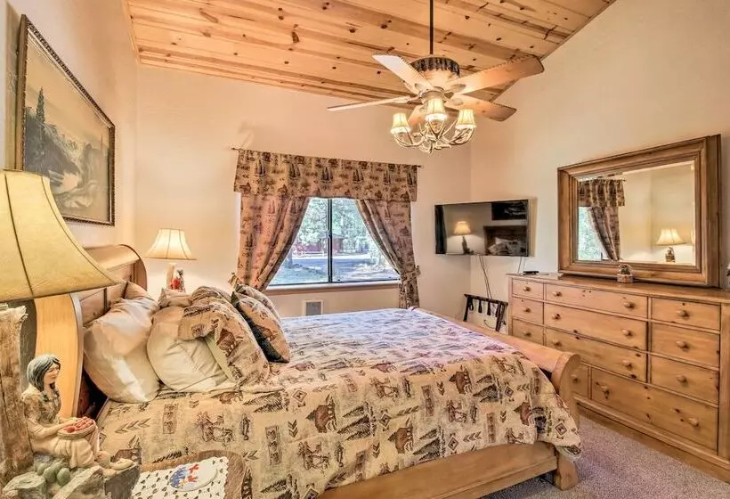 Scenic Deck + Horse Corral: Pinetop Lakeside Cabin