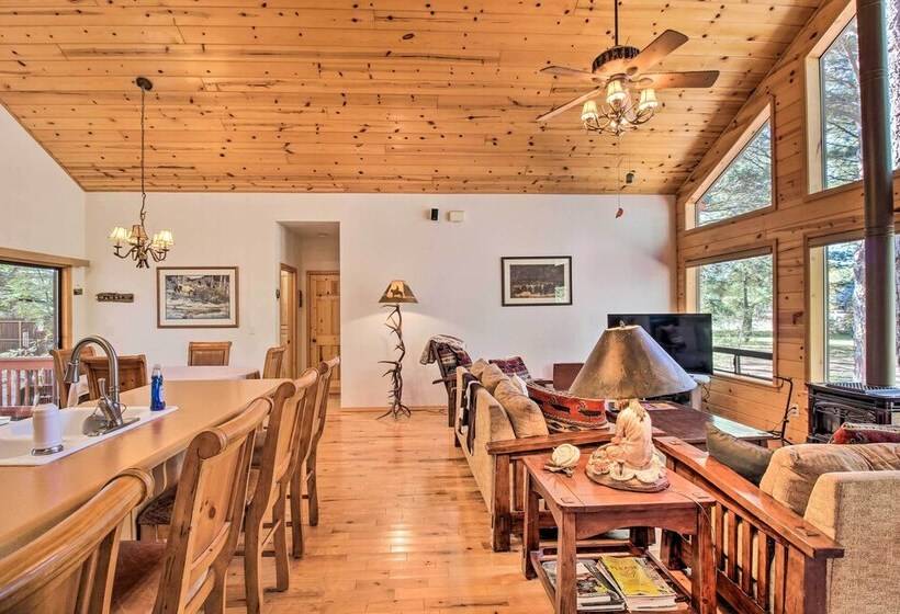 Scenic Deck + Horse Corral: Pinetop Lakeside Cabin