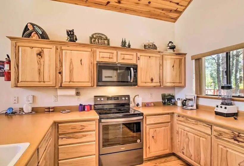 Scenic Deck + Horse Corral: Pinetop Lakeside Cabin