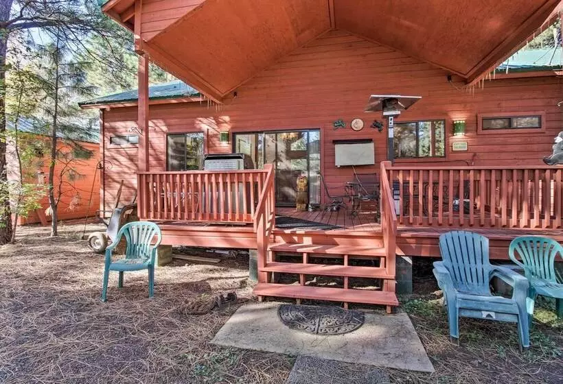 Scenic Deck + Horse Corral: Pinetop Lakeside Cabin