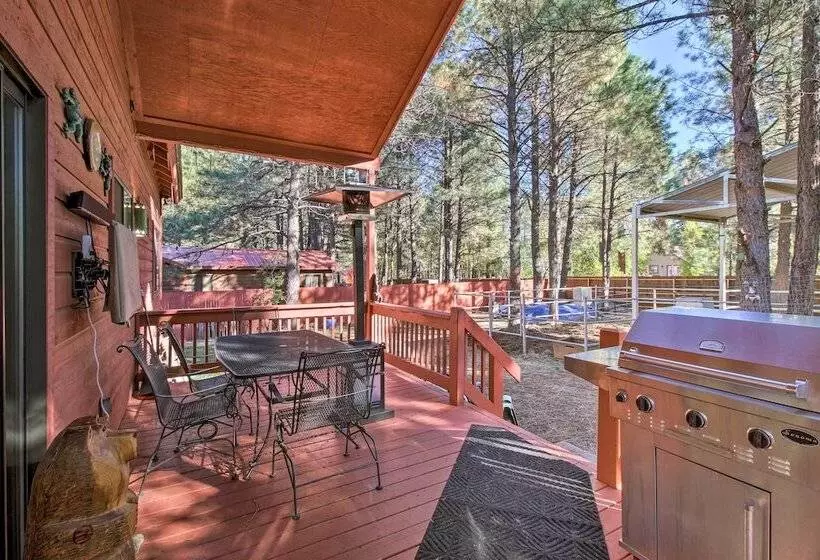 Scenic Deck + Horse Corral: Pinetop Lakeside Cabin