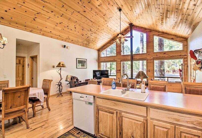 Scenic Deck + Horse Corral: Pinetop Lakeside Cabin