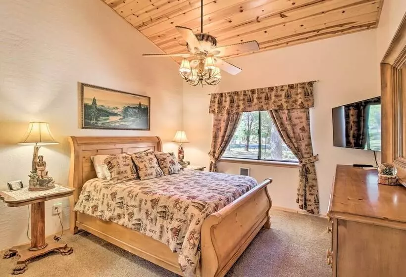 Scenic Deck + Horse Corral: Pinetop Lakeside Cabin