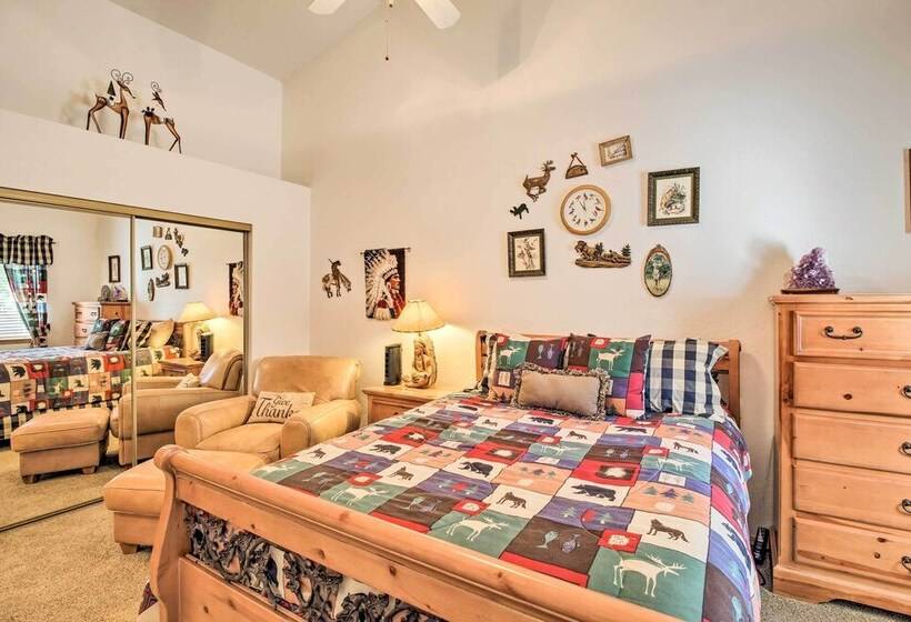 Scenic Deck + Horse Corral: Pinetop Lakeside Cabin