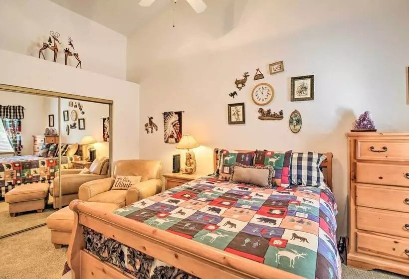 Scenic Deck + Horse Corral: Pinetop Lakeside Cabin