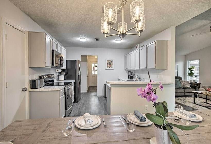 2 Mi To Lone Star Park: Irving Home W/ Fenced Yard