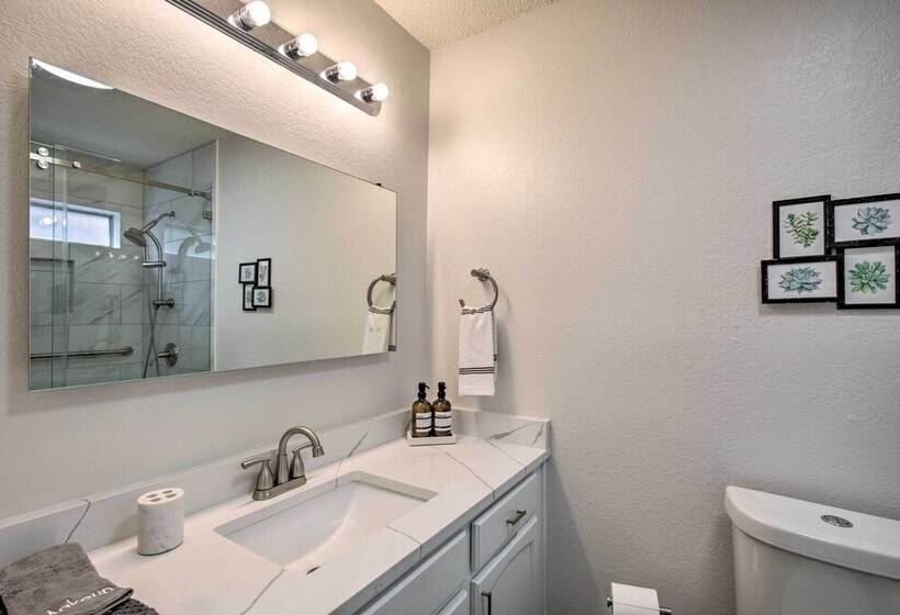 2 Mi To Lone Star Park: Irving Home W/ Fenced Yard