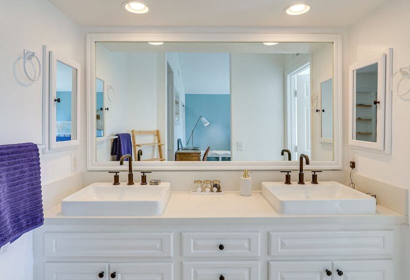 Gorgeous Vista Home W/ Private Pool & Spa!