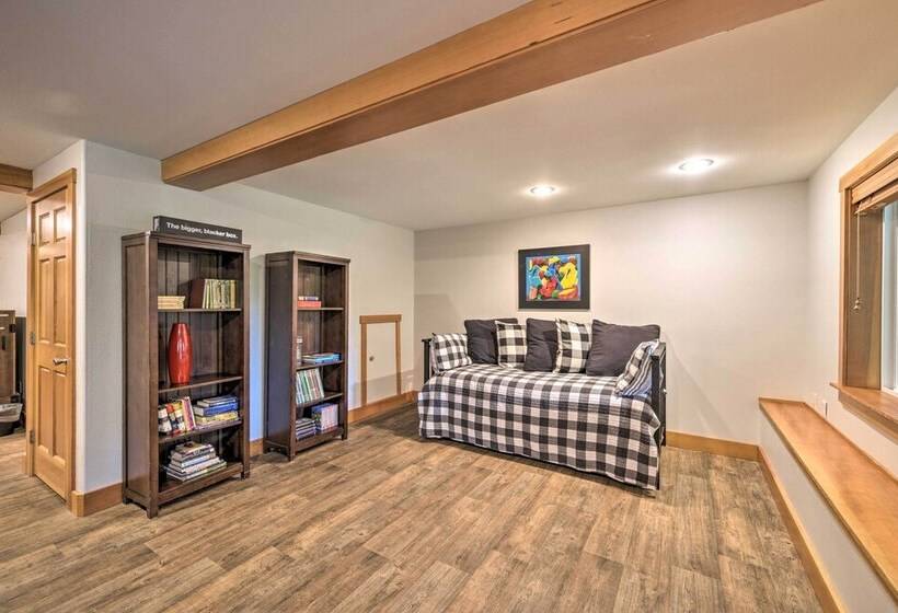 Whidbey Island Oasis W/ Hot Tub & Cabana!