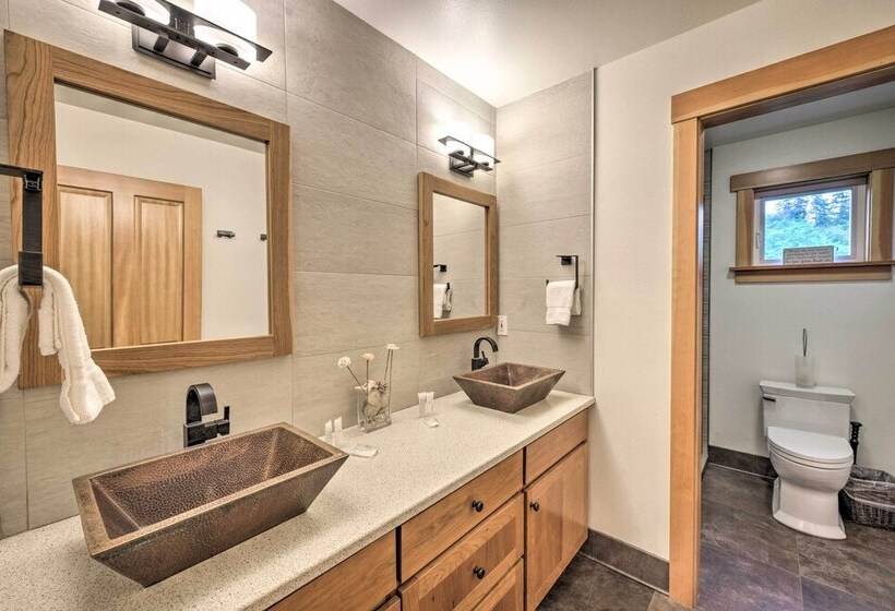 Whidbey Island Oasis W/ Hot Tub & Cabana!