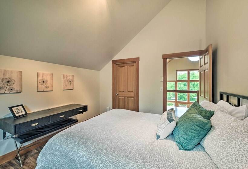 Whidbey Island Oasis W/ Hot Tub & Cabana!