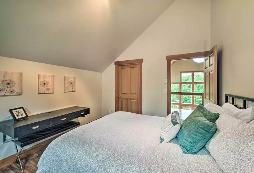Whidbey Island Oasis W/ Hot Tub & Cabana!