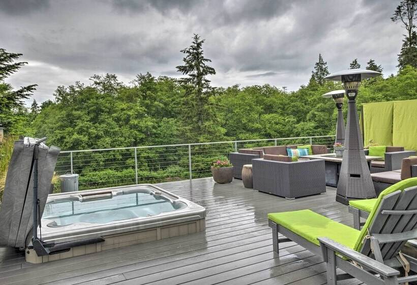 Whidbey Island Oasis W/ Hot Tub & Cabana!
