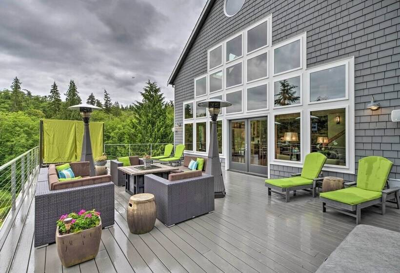 Whidbey Island Oasis W/ Hot Tub & Cabana!