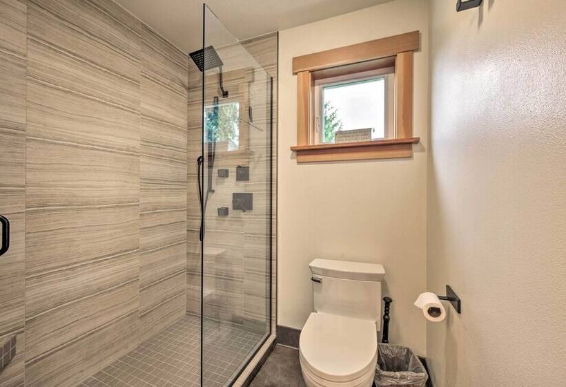 Whidbey Island Oasis W/ Hot Tub & Cabana!