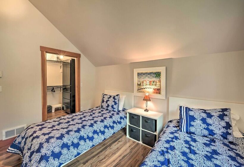 Whidbey Island Oasis W/ Hot Tub & Cabana!