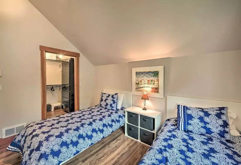 Whidbey Island Oasis W/ Hot Tub & Cabana!
