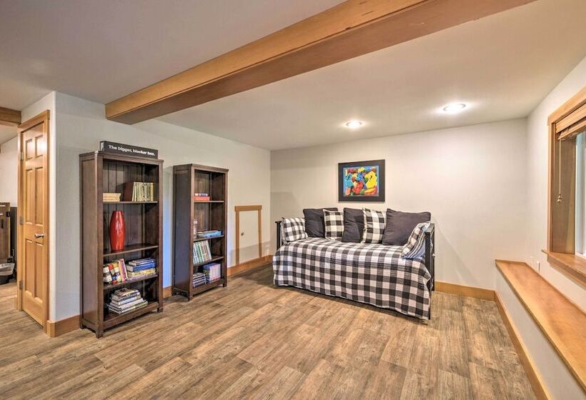 Whidbey Island Oasis W/ Hot Tub & Cabana!