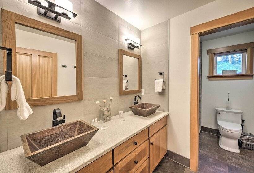 Whidbey Island Oasis W/ Hot Tub & Cabana!