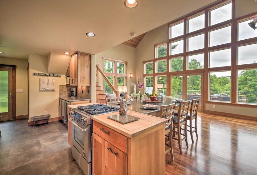 Whidbey Island Oasis W/ Hot Tub & Cabana!