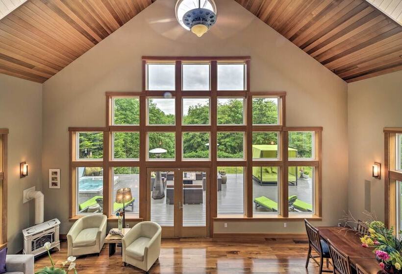 Whidbey Island Oasis W/ Hot Tub & Cabana!