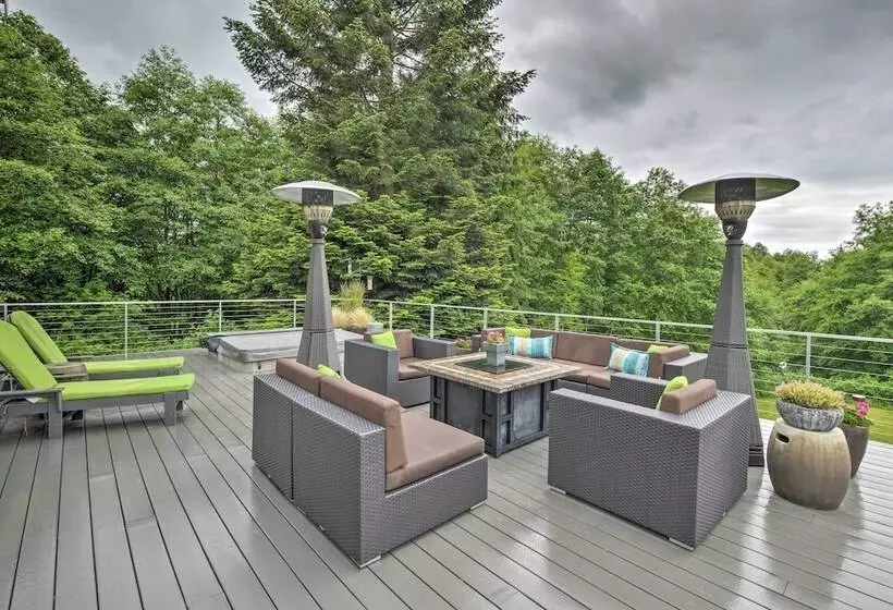 Whidbey Island Oasis W/ Hot Tub & Cabana!