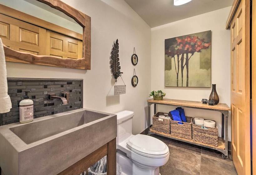 Whidbey Island Oasis W/ Hot Tub & Cabana!