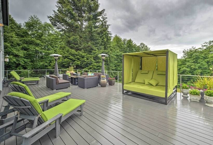 Whidbey Island Oasis W/ Hot Tub & Cabana!