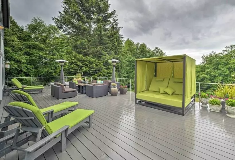 Whidbey Island Oasis W/ Hot Tub & Cabana!