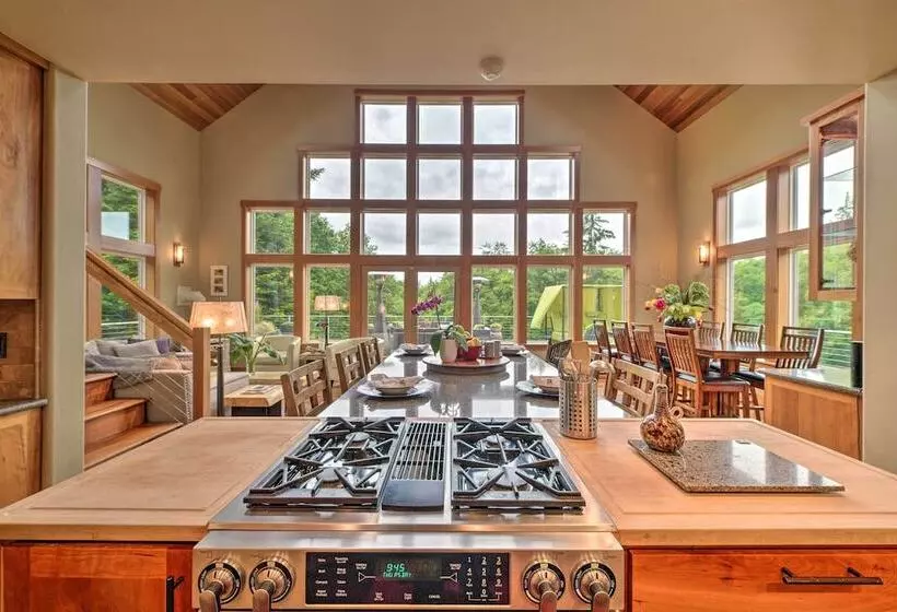 Whidbey Island Oasis W/ Hot Tub & Cabana!