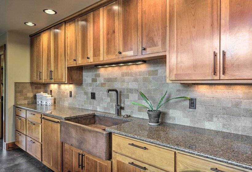 Whidbey Island Oasis W/ Hot Tub & Cabana!