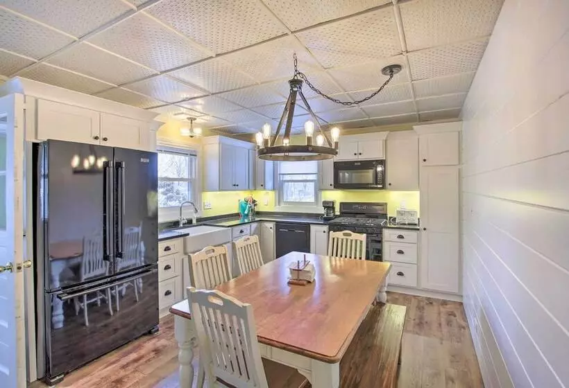 Green Lake Vacation Home W/ Screened Porch!