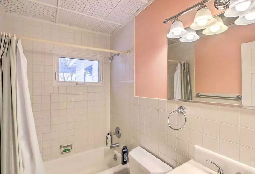 Green Lake Vacation Home W/ Screened Porch!