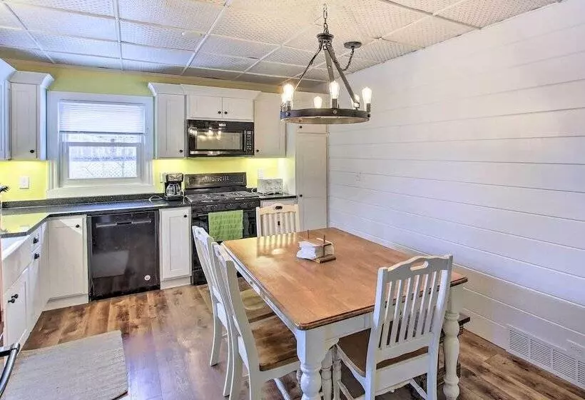 Green Lake Vacation Home W/ Screened Porch!