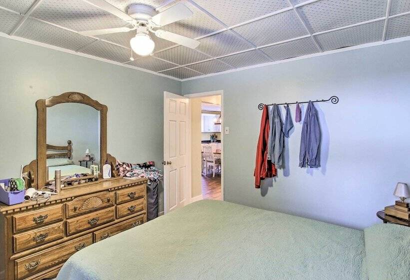 Green Lake Vacation Home W/ Screened Porch!