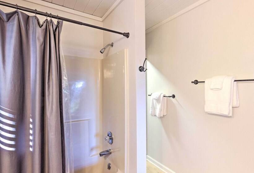 Highlands Home W/ Fireplace, Views, & Trails!