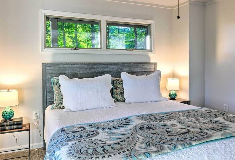 Highlands Home W/ Fireplace, Views, & Trails!