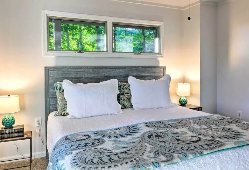 Highlands Home W/ Fireplace, Views, & Trails!