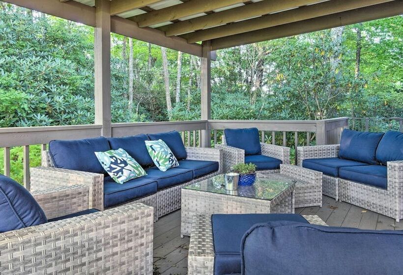 Highlands Home W/ Fireplace, Views, & Trails!