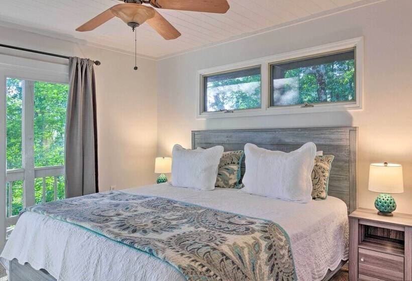 Highlands Home W/ Fireplace, Views, & Trails!