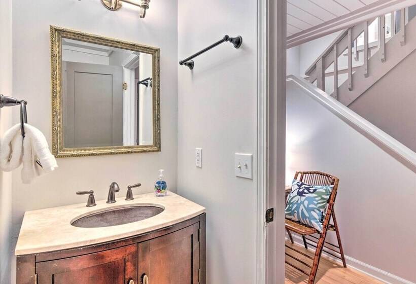 Highlands Home W/ Fireplace, Views, & Trails!