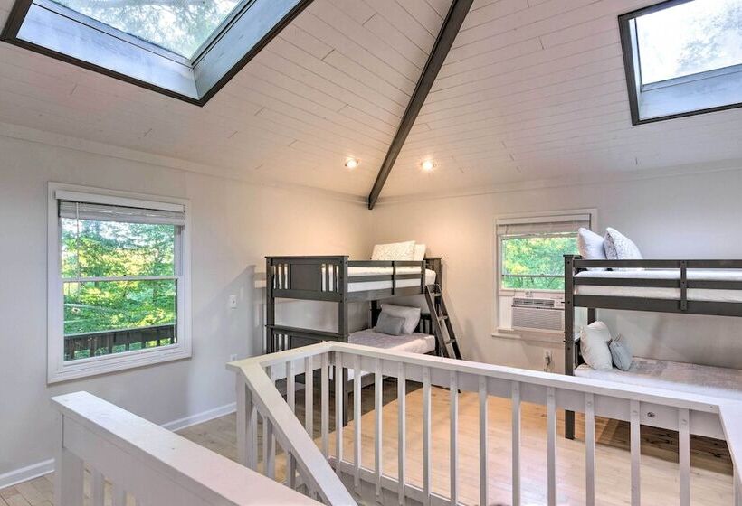 Highlands Home W/ Fireplace, Views, & Trails!