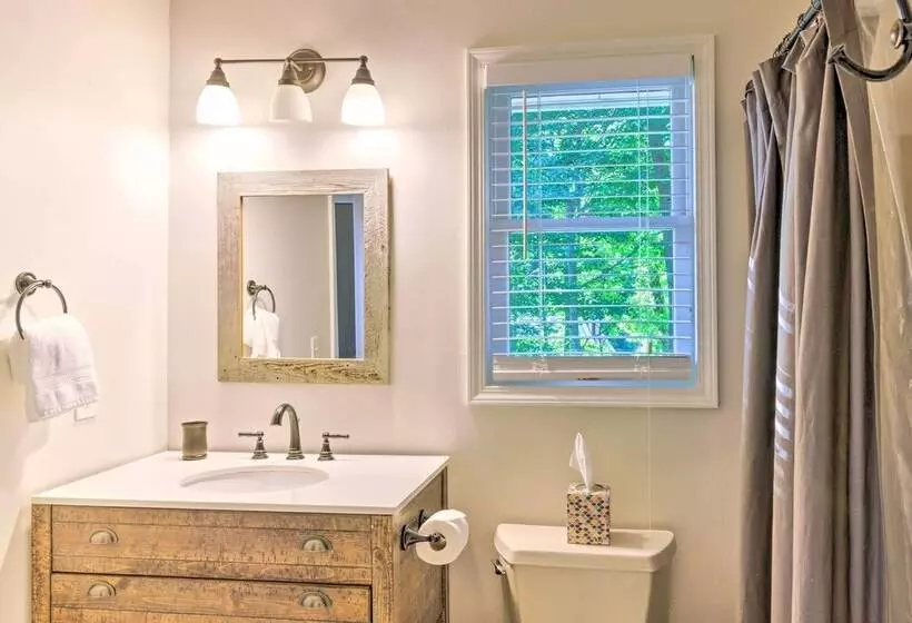 Highlands Home W/ Fireplace, Views, & Trails!