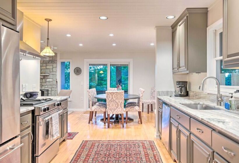 Highlands Home W/ Fireplace, Views, & Trails!