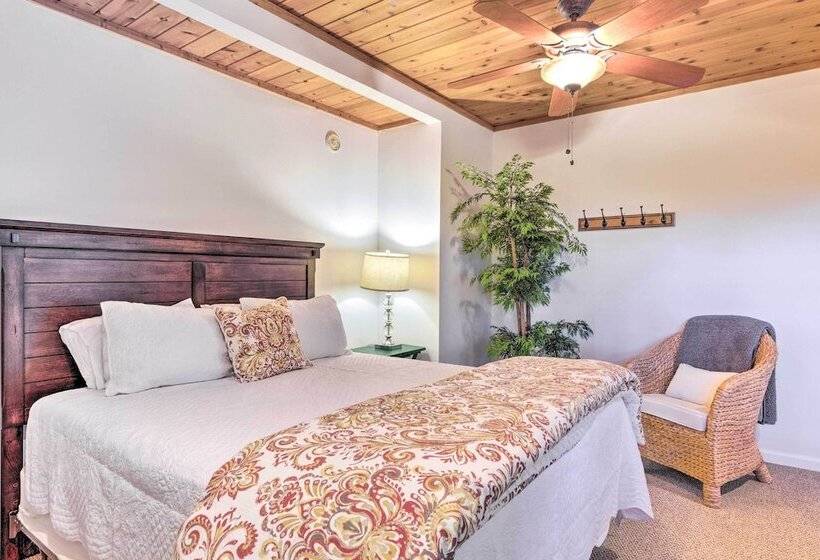 Highlands Home W/ Fireplace, Views, & Trails!