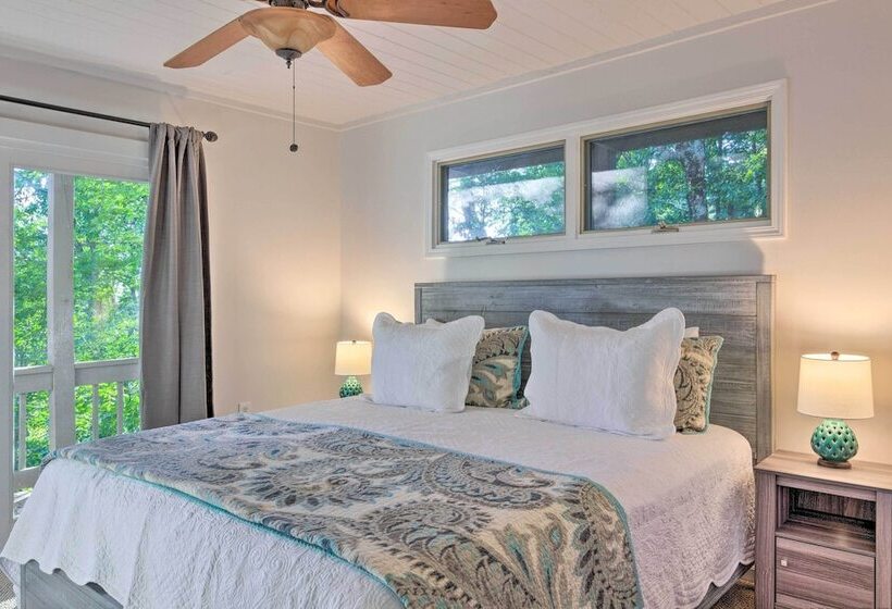 Highlands Home W/ Fireplace, Views, & Trails!