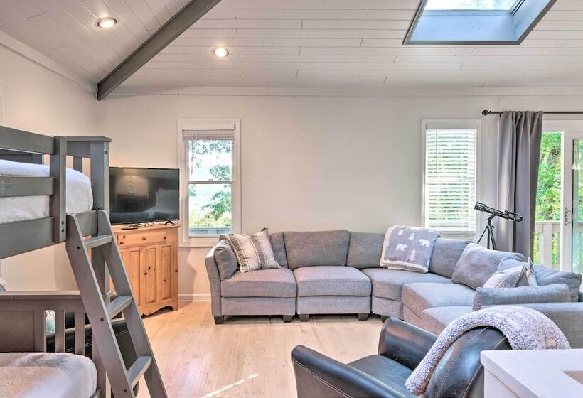 Highlands Home W/ Fireplace, Views, & Trails!