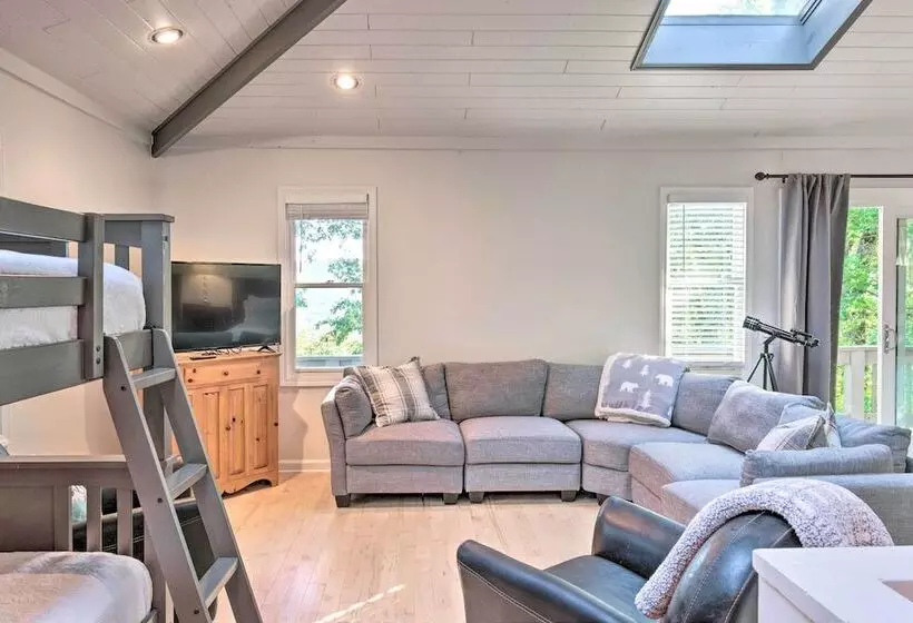 Highlands Home W/ Fireplace, Views, & Trails!