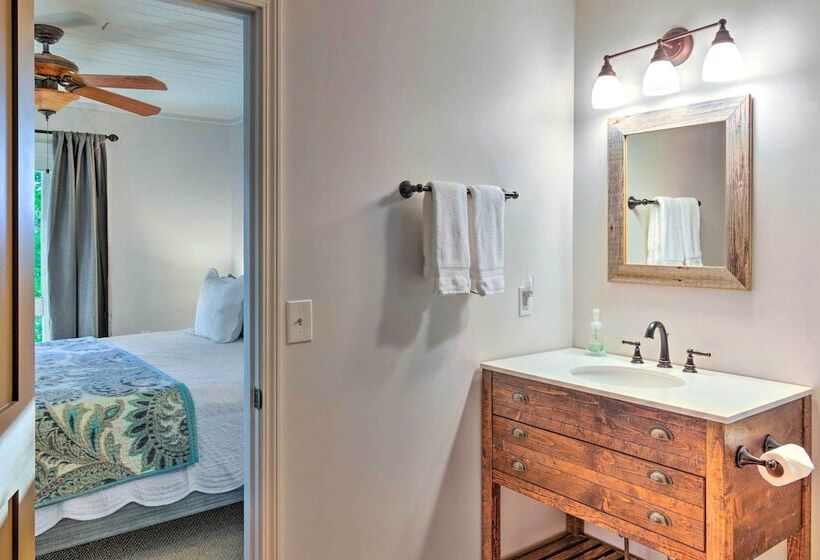 Highlands Home W/ Fireplace, Views, & Trails!