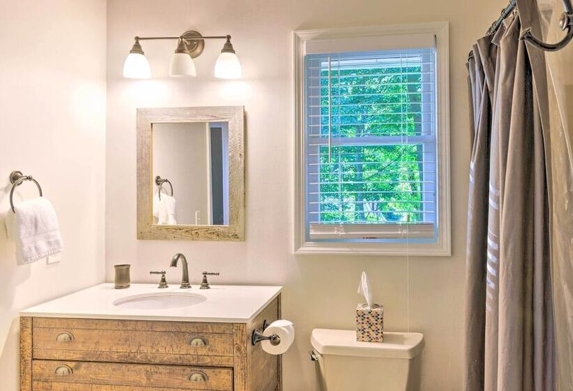 Highlands Home W/ Fireplace, Views, & Trails!